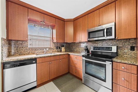 House in Hollywood, Florida 3 bedrooms, 133.97 sq.m. № 2068993 - photo 9