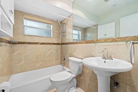 House in Hollywood, Florida 3 bedrooms, 133.97 sq.m. № 2068993 - photo 16