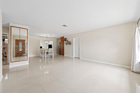 House in Hollywood, Florida 3 bedrooms, 133.97 sq.m. № 2068993 - photo 4