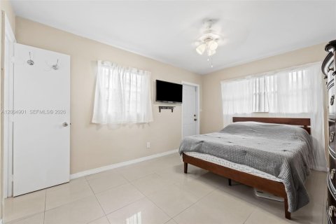 House in Hollywood, Florida 3 bedrooms, 133.97 sq.m. № 2068993 - photo 11