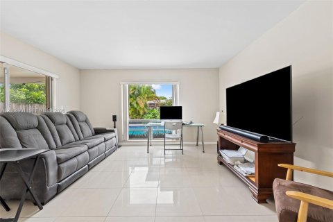 House in Hollywood, Florida 3 bedrooms, 133.97 sq.m. № 2068993 - photo 10