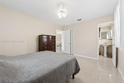 House in Hollywood, Florida 3 bedrooms, 133.97 sq.m. № 2068993 - photo 12