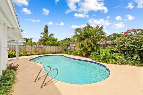 House in Hollywood, Florida 3 bedrooms, 133.97 sq.m. № 2068993 - photo 2