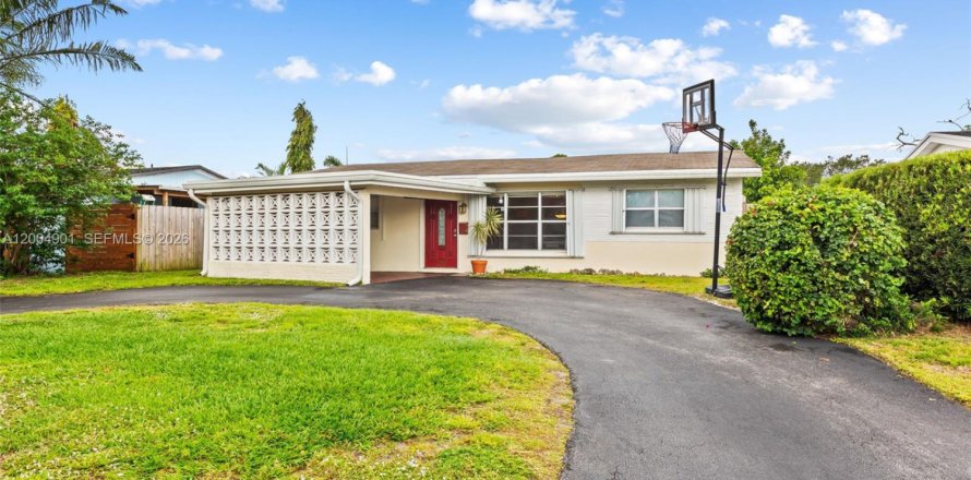 House in Hollywood, Florida 3 bedrooms, 133.97 sq.m. № 2068993