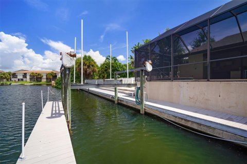 Casa en venta en Tampa, Florida, 4 dormitorios, 273.6 m2 № 1873689 - foto 11