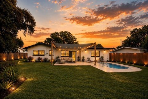 House in Belle Isle, Florida 4 bedrooms, 156.08 sq.m. № 2316549