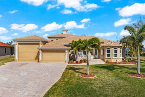 House in Port Charlotte, Florida 4 bedrooms, 330.55 sq.m. № 1549815 - photo 1