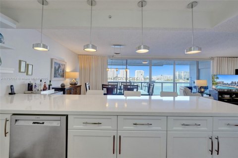 Copropriété à vendre à Sunny Isles Beach, Floride: 2 chambres, 120.77 m2 № 1962941 - photo 17
