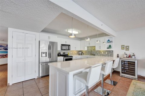 Condo in Sunny Isles Beach, Florida, 2 bedrooms № 1962941 - photo 30