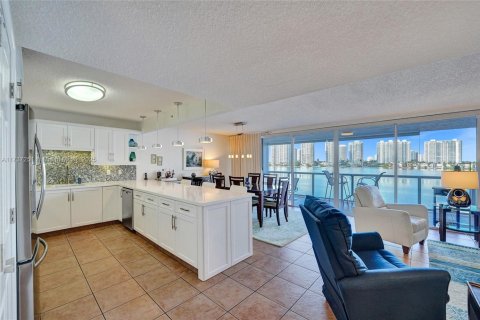 Copropriété à vendre à Sunny Isles Beach, Floride: 2 chambres, 120.77 m2 № 1962941 - photo 2