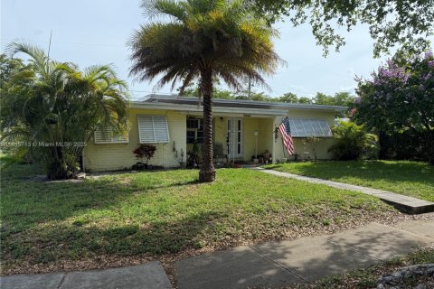 Casa en venta en West Miami, Florida, 4 dormitorios, 139.82 m2 № 1984104 - foto 2