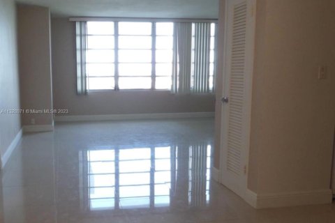 Condominio en venta en Miami Beach, Florida, 63.36 m2 № 1861858 - foto 2
