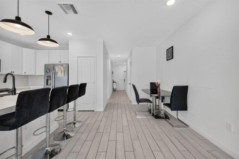Townhouse in Port St. Lucie, Florida 3 bedrooms, 157 sq.m. № 2264947 - photo 6