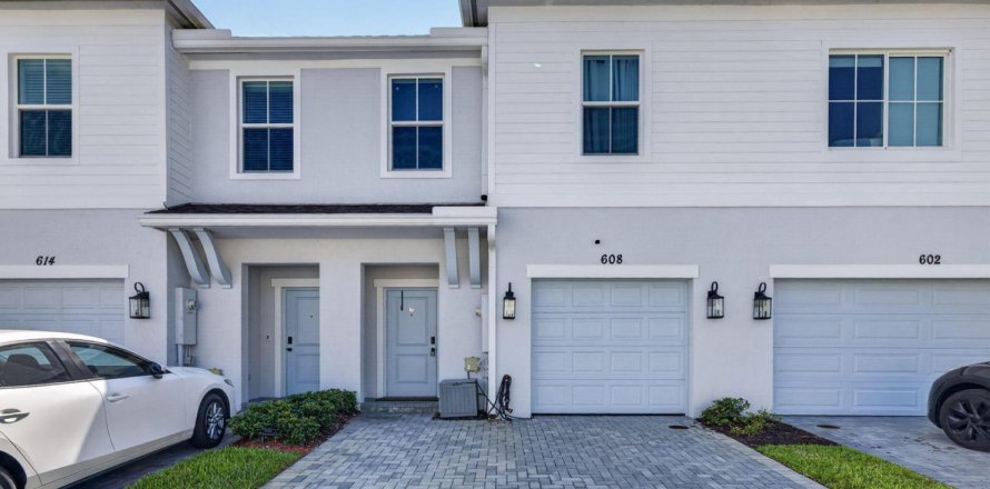 Townhouse in Port St. Lucie, Florida 3 bedrooms, 157 sq.m. № 2264947