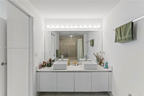 Condo in Miami, Florida, 1 bedroom  № 1940338 - photo 23