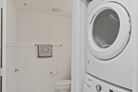 Condo in Miami, Florida, 1 bedroom  № 1940338 - photo 9