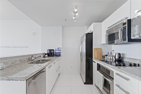 Condo in Miami, Florida, 1 bedroom  № 1940338 - photo 3