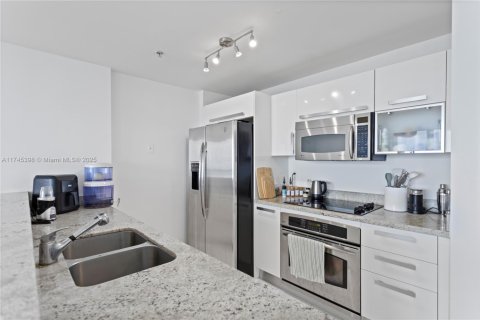 Condo in Miami, Florida, 1 bedroom  № 1940338 - photo 4