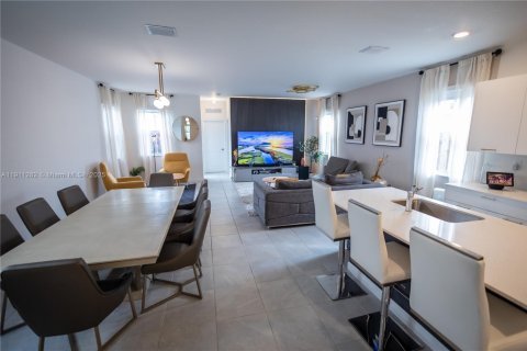 Villa ou maison à louer à Miami, Floride: 5 chambres, 207.45 m2 № 1967498 - photo 4