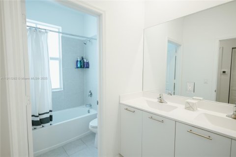 Villa ou maison à louer à Miami, Floride: 5 chambres, 207.45 m2 № 1967498 - photo 28