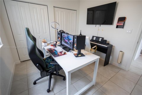 Villa ou maison à louer à Miami, Floride: 5 chambres, 207.45 m2 № 1967498 - photo 14