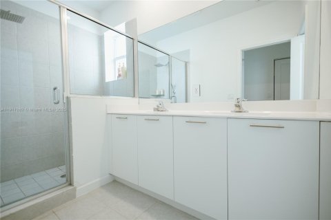 Villa ou maison à louer à Miami, Floride: 5 chambres, 207.45 m2 № 1967498 - photo 20