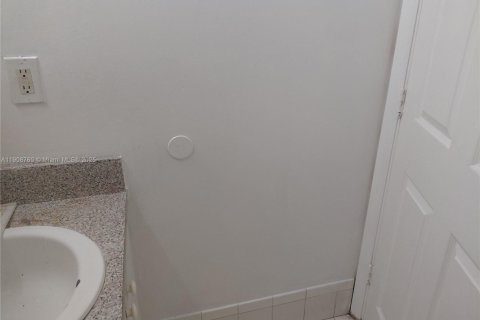 Adosado en alquiler en Miami, Florida, 4 dormitorios, 100.89 m2 № 1966771 - foto 24