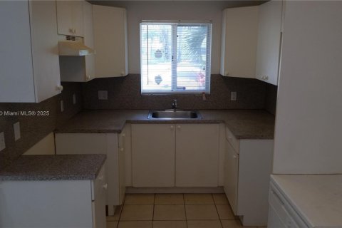 Adosado en alquiler en Miami, Florida, 4 dormitorios, 100.89 m2 № 1966771 - foto 7