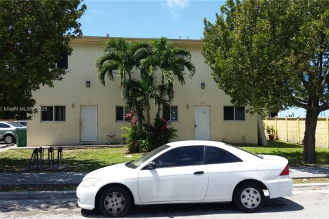 Adosado en alquiler en Miami, Florida, 4 dormitorios, 100.89 m2 № 1966771 - foto 2