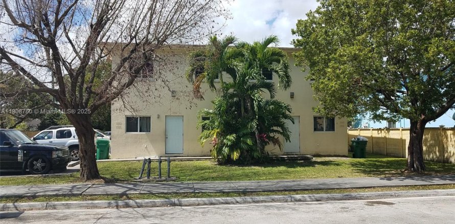 Adosado en Miami, Florida 4 dormitorios, 100.89 m2 № 1966771