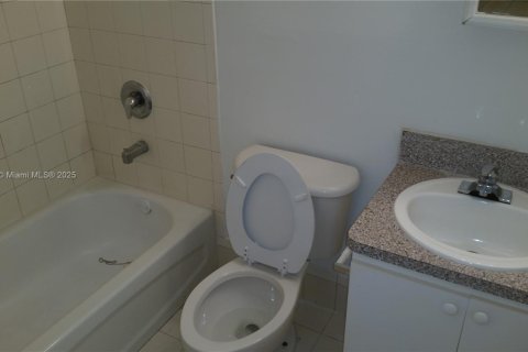 Adosado en alquiler en Miami, Florida, 4 dormitorios, 100.89 m2 № 1966771 - foto 9