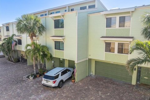 Townhouse in Treasure Island, Florida 2 bedrooms, 162.58 sq.m. № 1587248 - photo 6