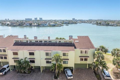 Townhouse in Treasure Island, Florida 2 bedrooms, 162.58 sq.m. № 1587248 - photo 2