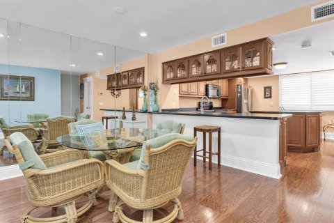 Townhouse in Treasure Island, Florida 2 bedrooms, 162.58 sq.m. № 1587248 - photo 8