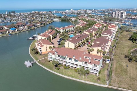 Townhouse in Treasure Island, Florida 2 bedrooms, 162.58 sq.m. № 1587248 - photo 4