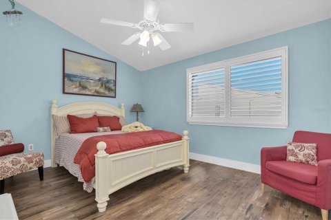 Townhouse in Treasure Island, Florida 2 bedrooms, 162.58 sq.m. № 1587248 - photo 27