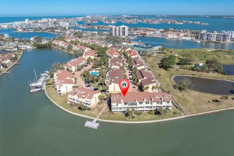 Townhouse in Treasure Island, Florida 2 bedrooms, 162.58 sq.m. № 1587248 - photo 1