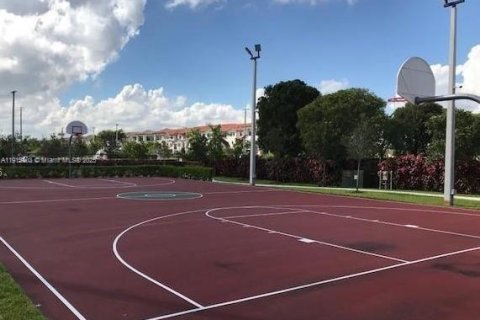 House in Doral, Florida 3 bedrooms, 195.09 sq.m. № 1971232 - photo 17