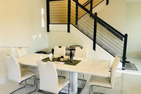 House in Doral, Florida 3 bedrooms, 195.09 sq.m. № 1971232 - photo 6