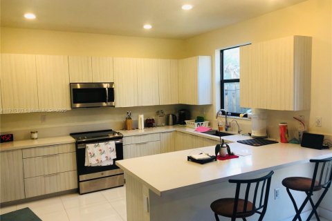 House in Doral, Florida 3 bedrooms, 195.09 sq.m. № 1971232 - photo 7