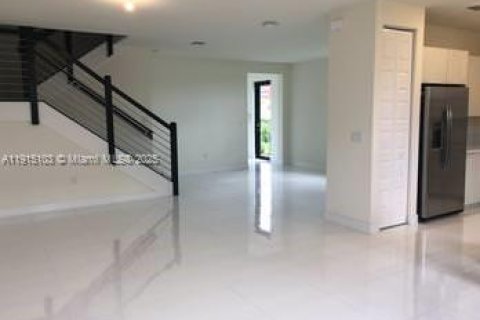 House in Doral, Florida 3 bedrooms, 195.09 sq.m. № 1971232 - photo 5
