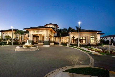 House in Doral, Florida 3 bedrooms, 195.09 sq.m. № 1971232 - photo 15