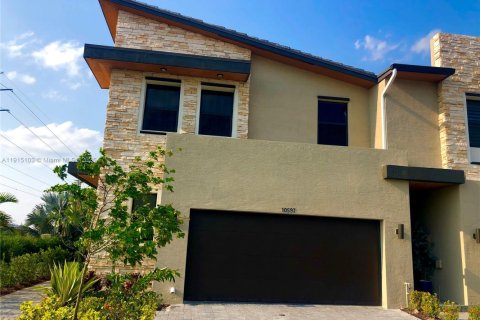 House in Doral, Florida 3 bedrooms, 195.09 sq.m. № 1971232 - photo 26