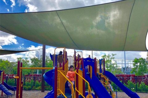 House in Doral, Florida 3 bedrooms, 195.09 sq.m. № 1971232 - photo 21