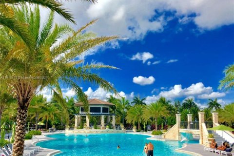 House in Doral, Florida 3 bedrooms, 195.09 sq.m. № 1971232 - photo 24