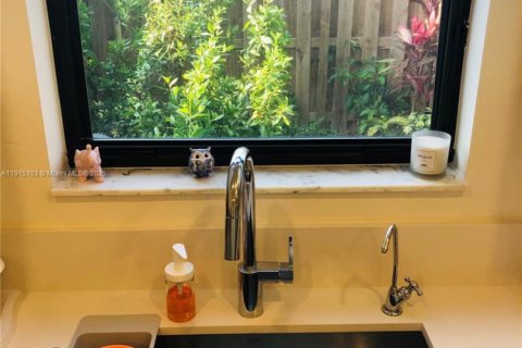 House in Doral, Florida 3 bedrooms, 195.09 sq.m. № 1971232 - photo 12