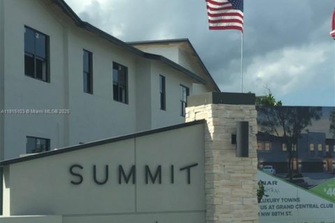 House in Doral, Florida 3 bedrooms, 195.09 sq.m. № 1971232 - photo 14