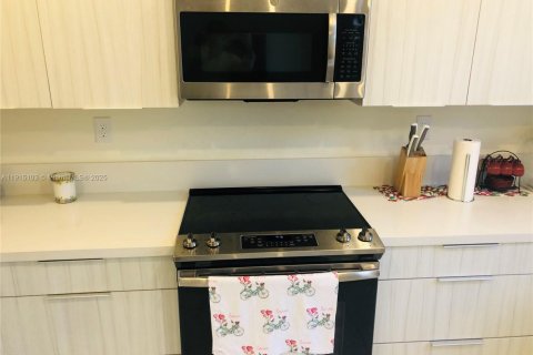 House in Doral, Florida 3 bedrooms, 195.09 sq.m. № 1971232 - photo 8