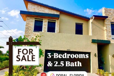 House in Doral, Florida 3 bedrooms, 195.09 sq.m. № 1971232 - photo 1