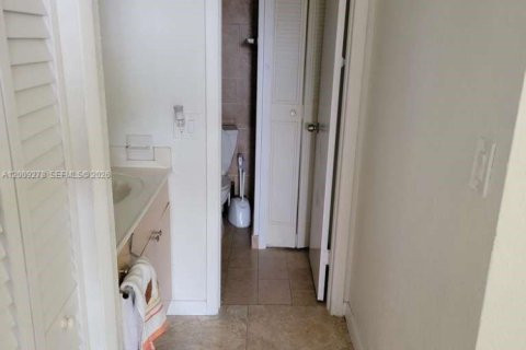 Condo in Miami, Florida, 2 bedrooms  № 2073708 - photo 15
